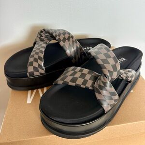 Roam black wavy check platform sandal